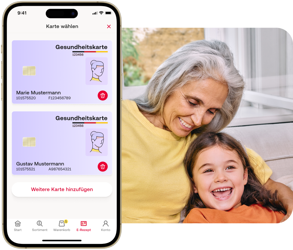 Hinweis auf dem Smartphone: Andere Gesundheitskarte erkannt. Zwei Buttons: Zweite Gesundheitskarte anlegen und Erneut versuchen. Daneben eine Großmutter mit Enkelkind lachend auf dem Sofa.
