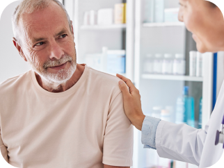 Hinweis auf dem Smartphone: Andere Gesundheitskarte erkannt. Zwei Buttons: Zweite Gesundheitskarte anlegen und Erneut versuchen. Daneben eine Großmutter mit Enkelkind lachend auf dem Sofa.