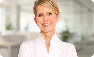 Frau lächelt in die Kamera