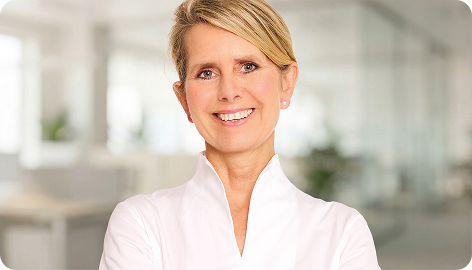 Frau lächelt in die Kamera