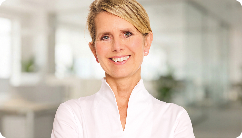 Frau lächelt in die Kamera